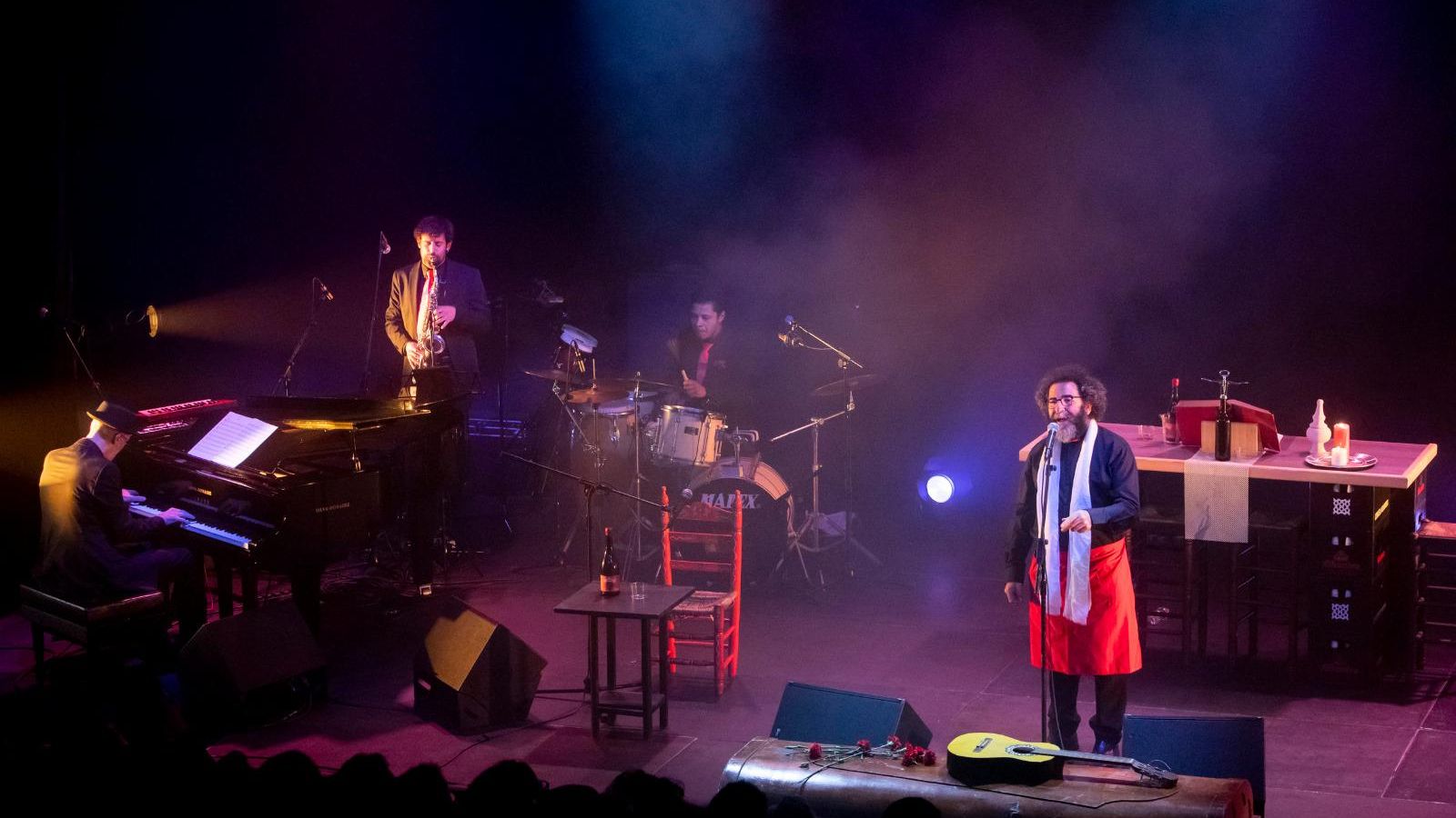 Un momento del espectáculo de 'El bar nuestro de cada día', con Chipi y Javier Galiana en escena.