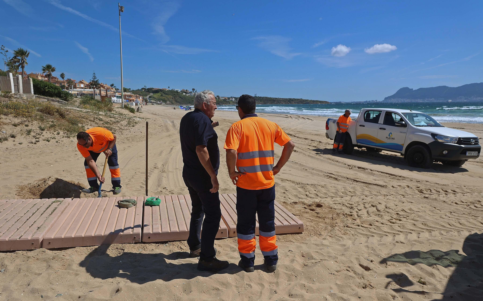 Imágenes de los preparativos para  la temporada de playas en Getares