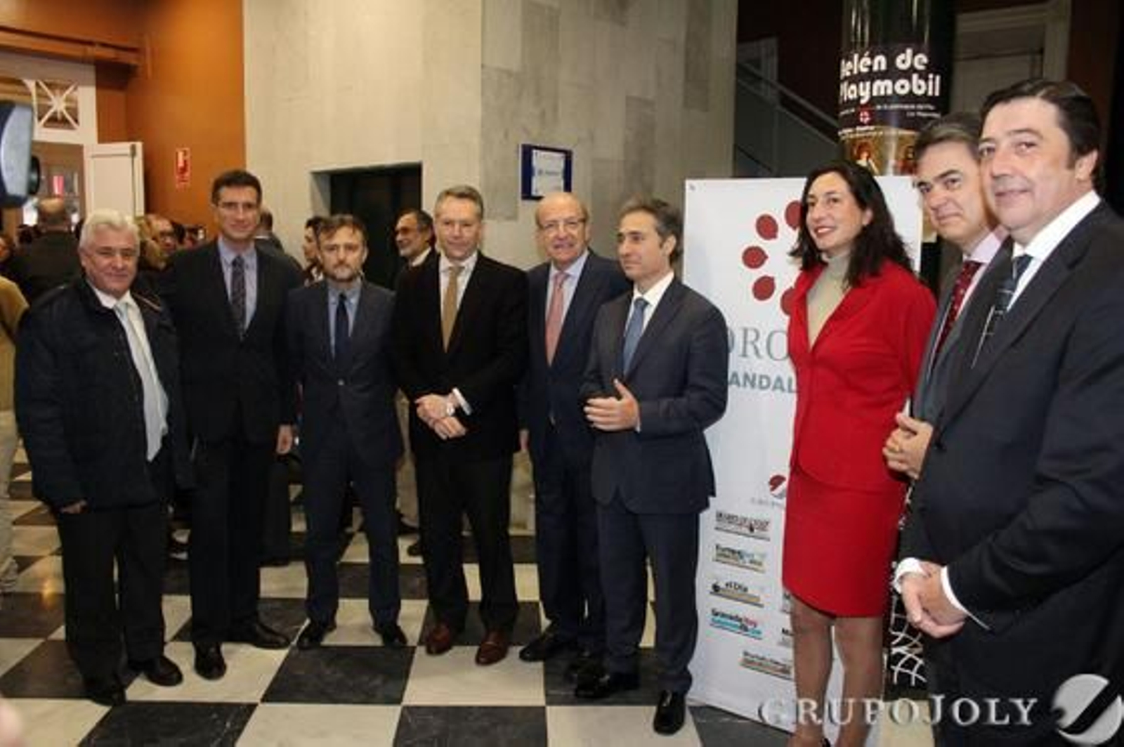 El director general de Metalurgia en Atlantic Copper, Miguel Palacios; el director de 'Huelva Información', Javier Chaparro; el delegado del Gobierno andaluz en Huelva, José Fiscal; el presidente del Grupo Joly, José Joly Martínez de Salazar; el alcalde de Huelva, Pedro Rodríguez; el responsable de Administraciones locales de España de Ferrovial, Gonzalo Rodríguez; la secretaria general del PP-A y alcaldesa de Valverde, Dolores López; el portavoz del PP en el Parlamento andaluz, Carlos Rojas, y el responsable de Administraciones locales de Andalucía de Ferrovial, Juan Antonio González.

Foto: Alberto Domínguez.