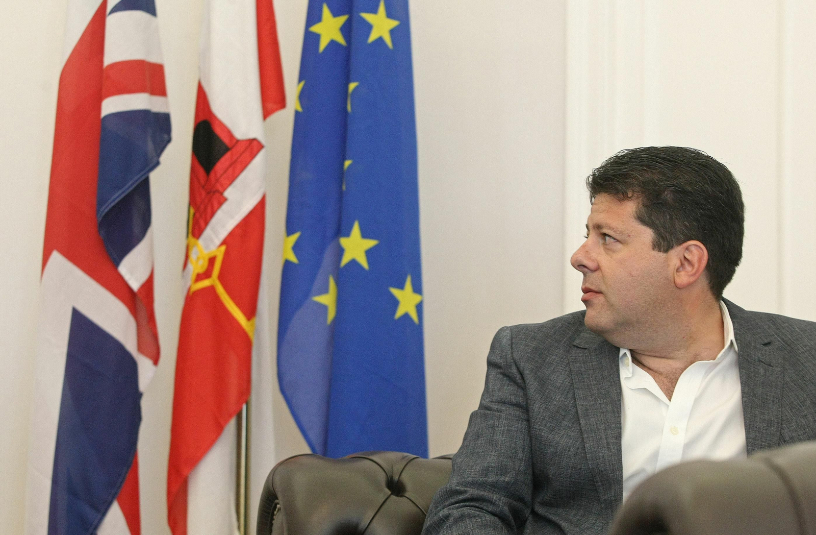 El ministro principal de Gibraltar, Fabian Picardo, observa las banderas de Reino Unido, Gibraltar y la Unión Europea en su despacho.