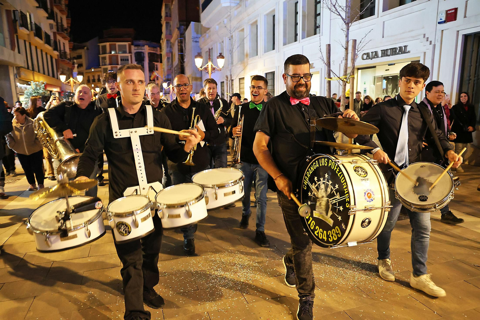 Imágenes del entierro del choco por las calles de Huelva