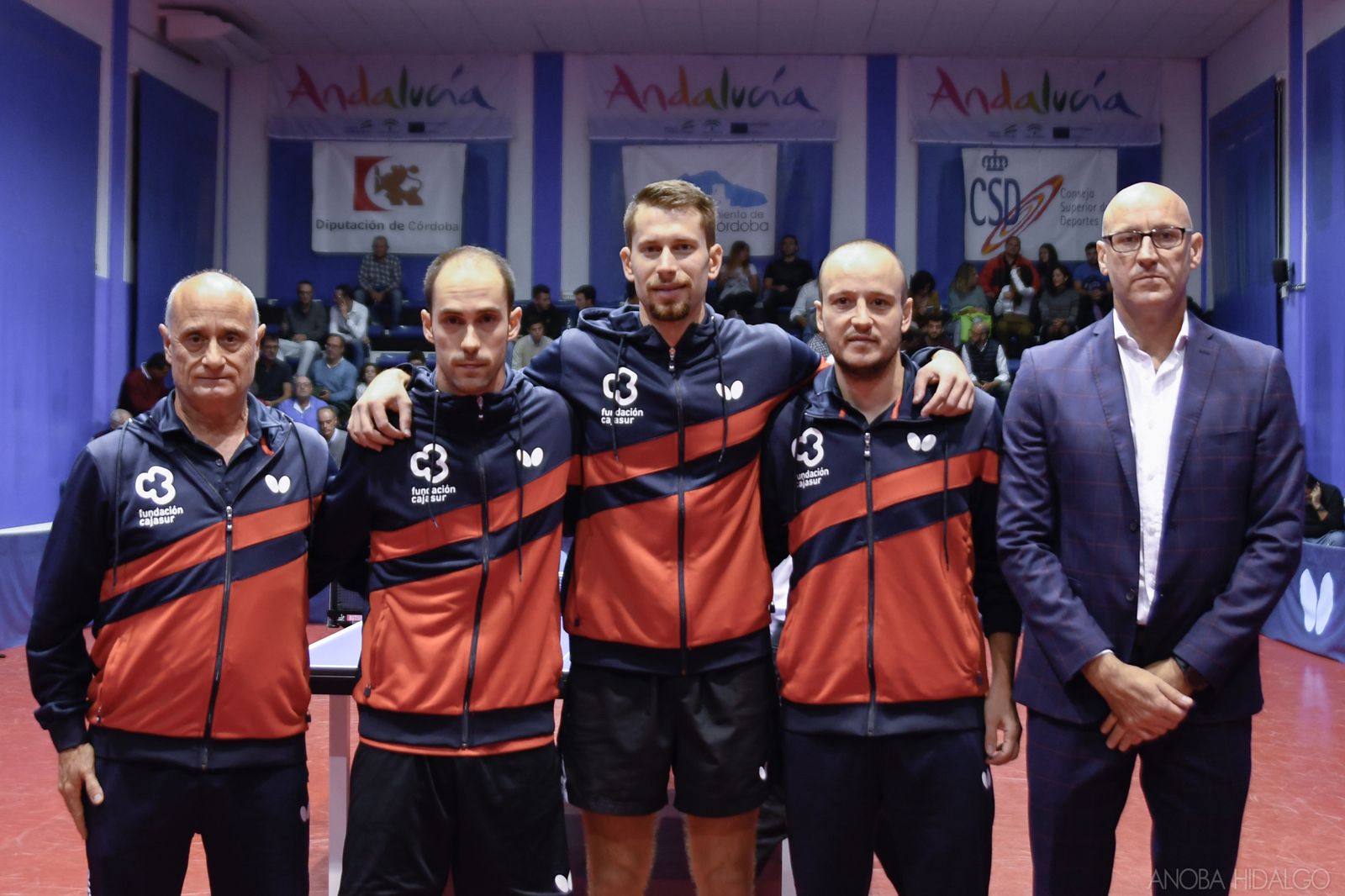 La plantilla del Cajasur Priego, junto a su presidente, posa en el Centro de Tecnificación.