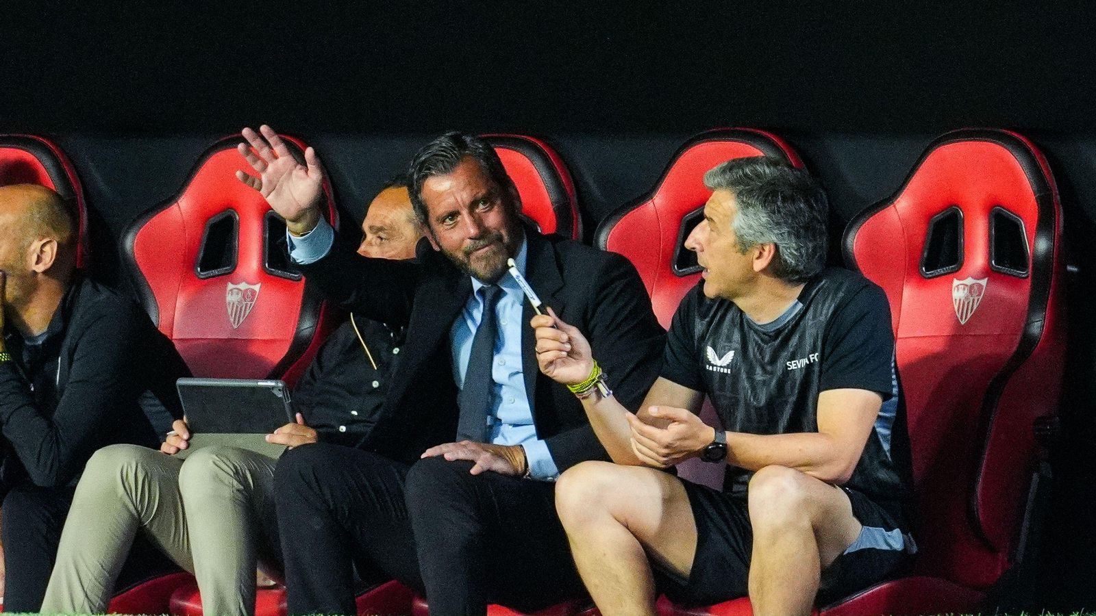 Quique Sánchez Flores, con terno oscuro, saluda durante su último partido en el Sevilla.