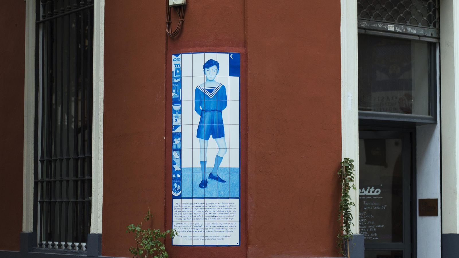 En Alfonsito se encuentra un azulejo encargado a los artistas Abel García y Pepe Domínguez, unos jóvenes sevillanos que pertenecen a la nueva generación de pintores andaluces.