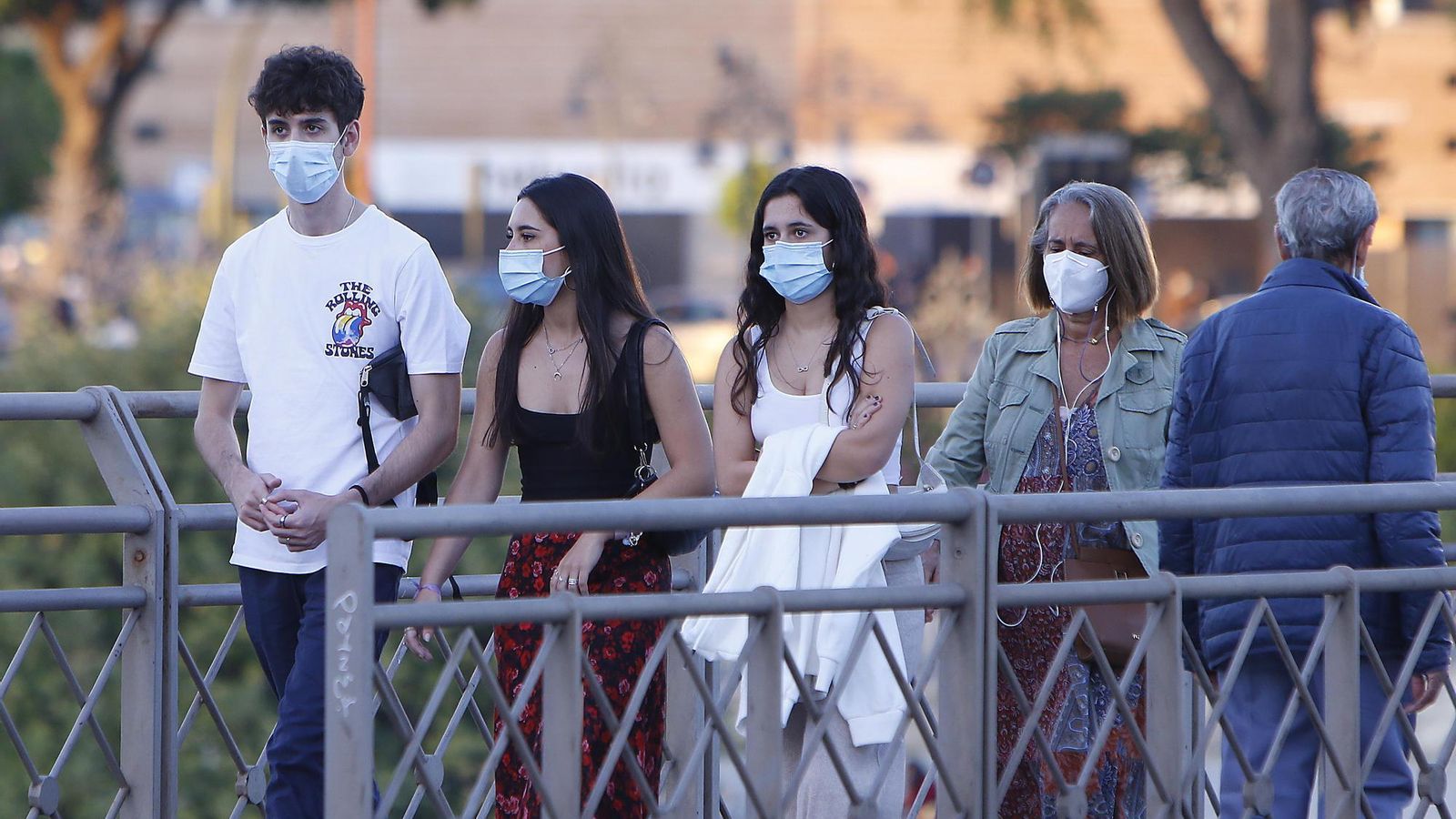 Las mascarillas son obligatorias en espacios abiertos y cerrados.