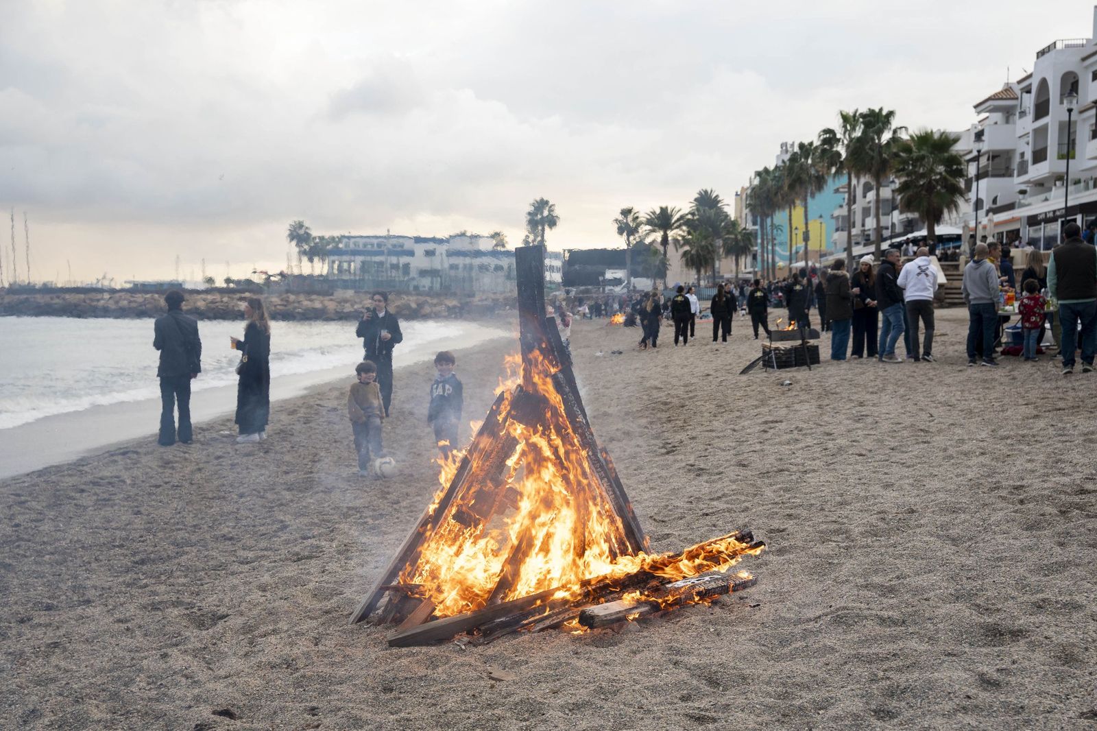 Las moragas reúnen a miles de personas en Roquetas para celebrar el final de año