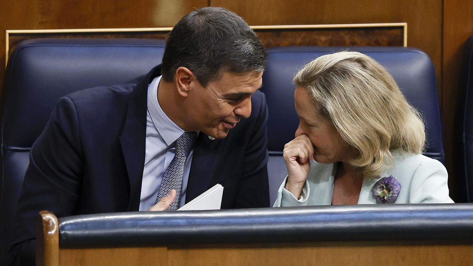 Pedro Sánchez habla con Nadie Calviño.