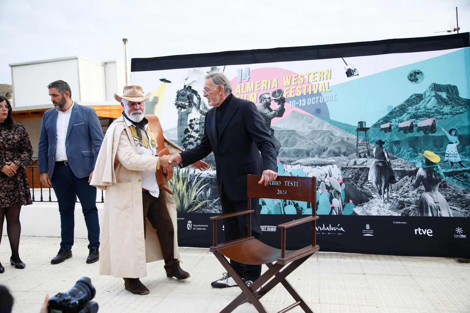 Descubrimiento de la silla del actor Fabio Testi en el Paseo de la Fama de Tabernas, en imágenes