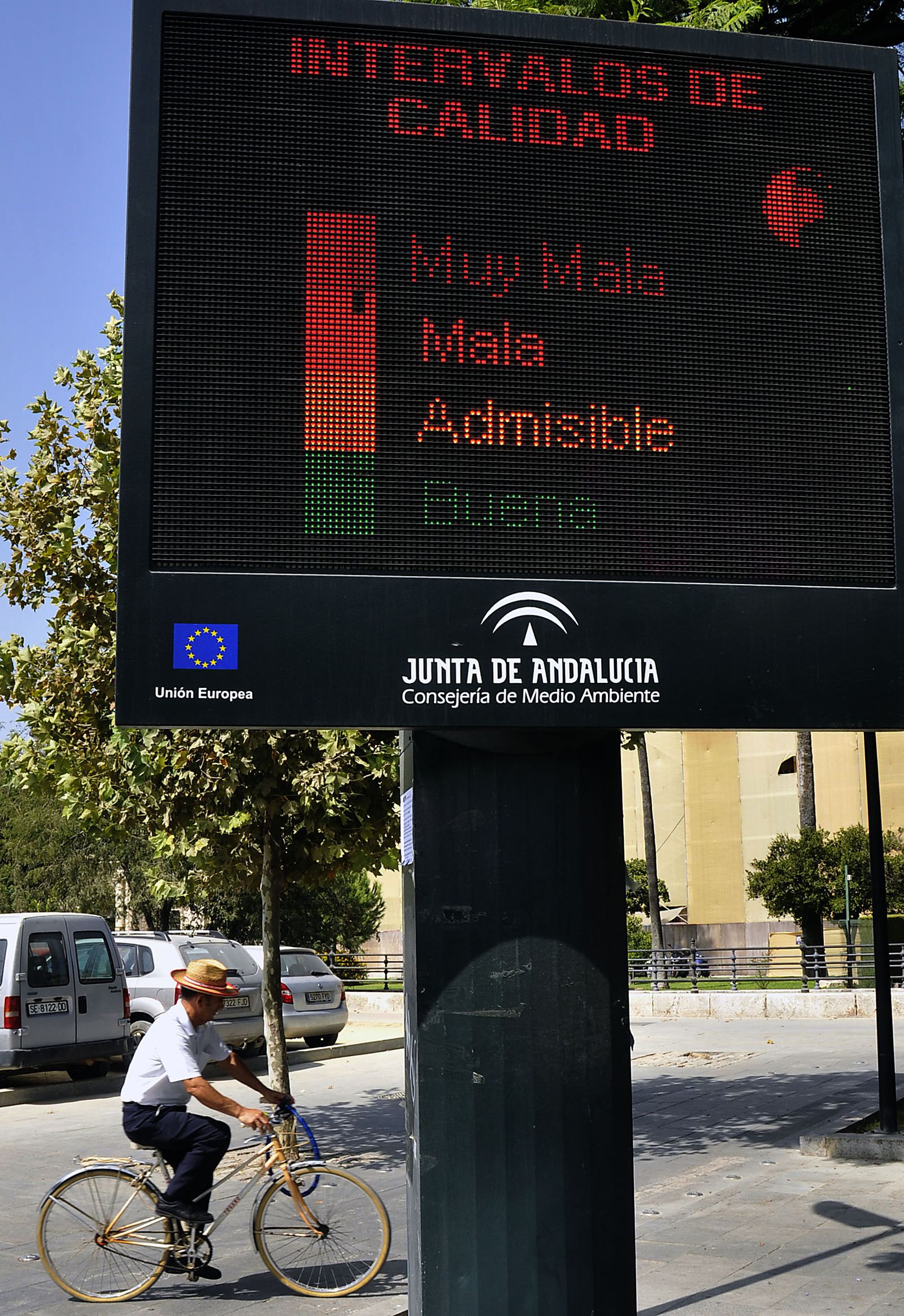 Un panel medidor de ozono en plena calle en Sevilla.