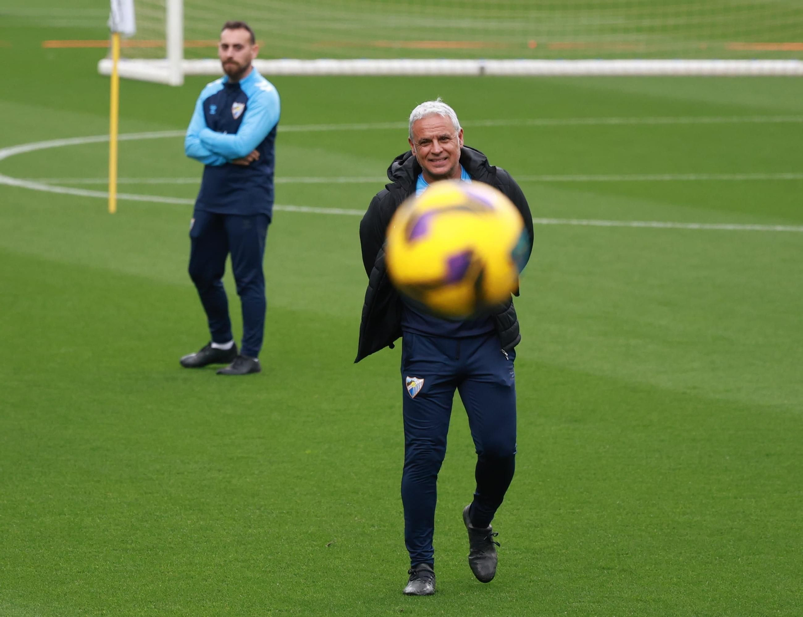 El Málaga CF se divierte con baloncesto en La Rosaleda antes de medirse al Racing de Ferrol