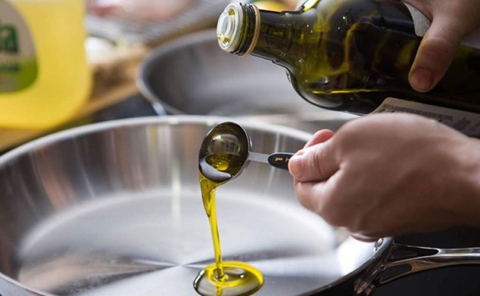 Imagen de archivo de aceite de oliva para freir.