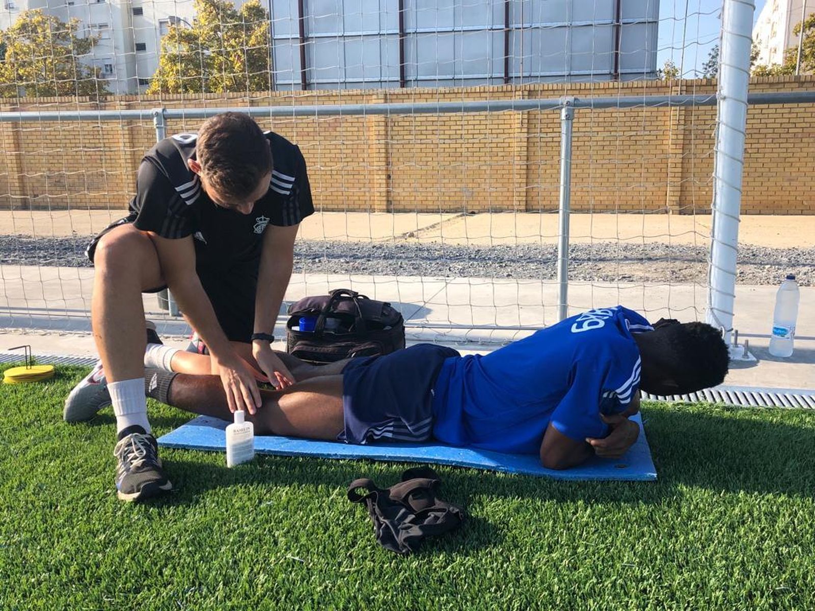 Peter recibe tratamiento de fisioterapia en un entrenamiento.