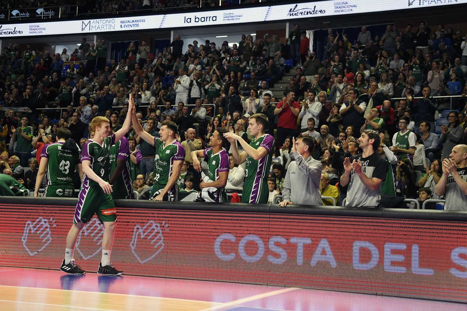 Alberto Díaz saluda a sus compañeros.