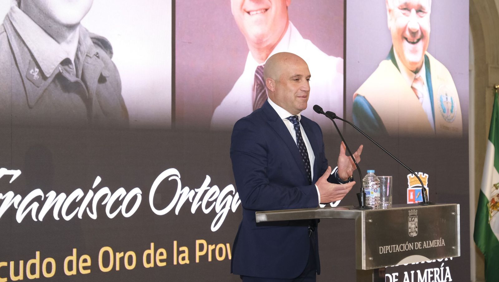Las fotografías de la entrega del Escudo de Oro de la Provincia al Doctor Francisco Ortega Viñolo