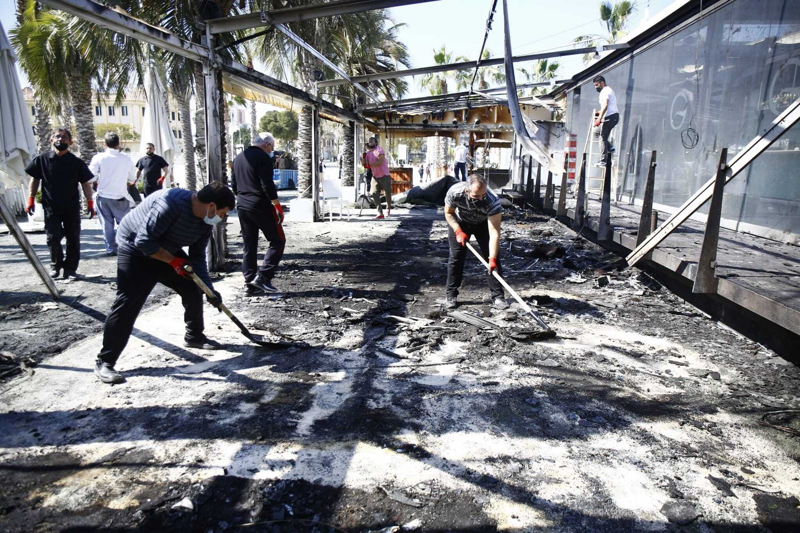 Las fotos de la terraza de un restaurante calcinada tras un incendio