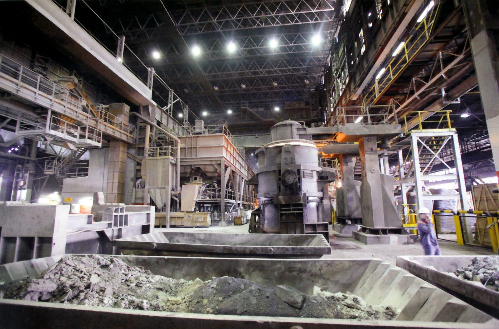 Complejo industrial de Siderúrgica Sevillana Primer cliente del Puerto de Sevilla (mueve 25% a 30% del total mercancías portuarias), produce 600.000 tn/año de acero corrugado. Plantilla: 380 trabajadores.