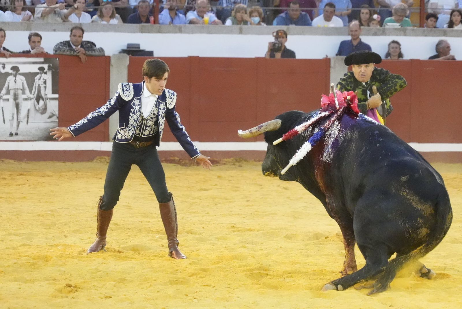 Guillermo Hermoso de Mendoza desafía a su segundo toro, ya muerto sobre la arena.