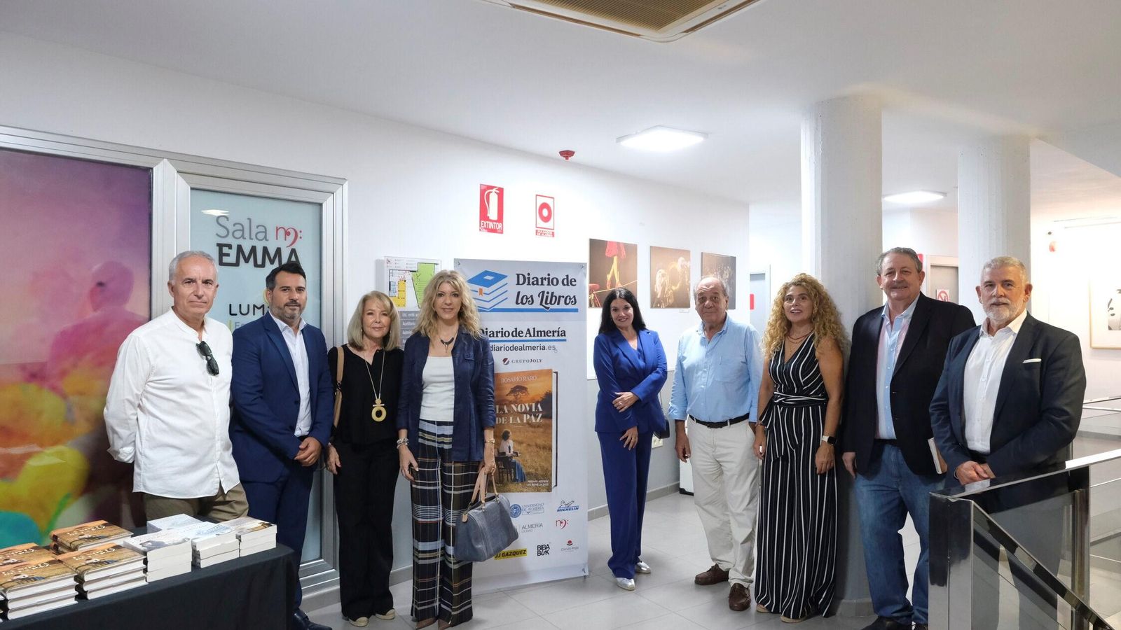 La escritora Rosario Raro con organizadores y patrocinadores de ‘Diario de los libros’.