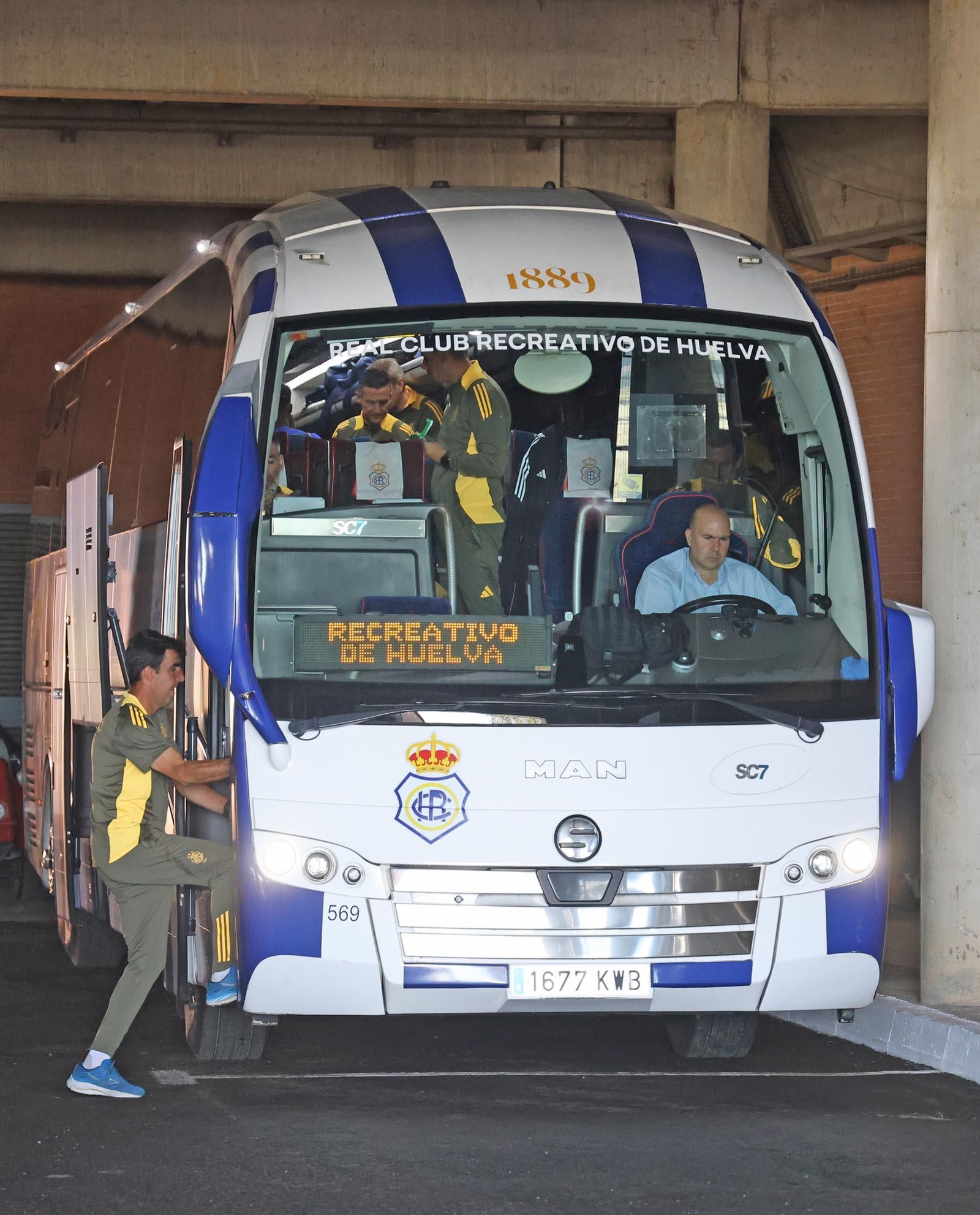 Imágenes de la salida en autobús del Recreativo de Huelva hacia Madrid