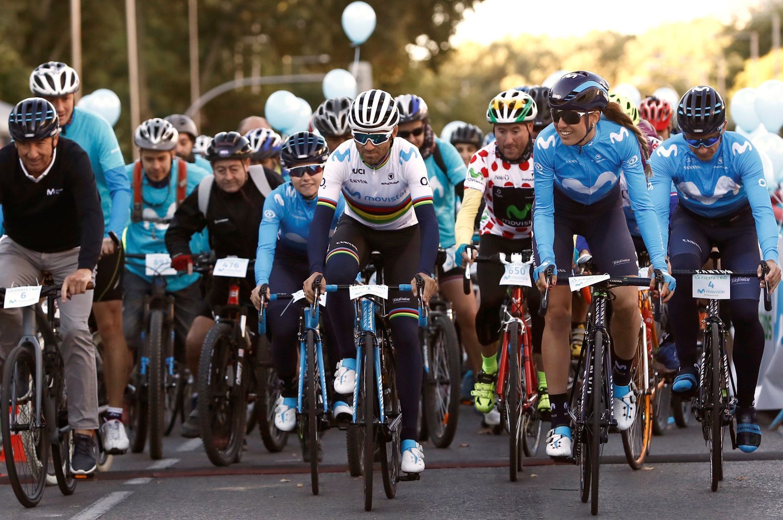 Valverde, rodeado por un grupo de ciclistas en Madrid.