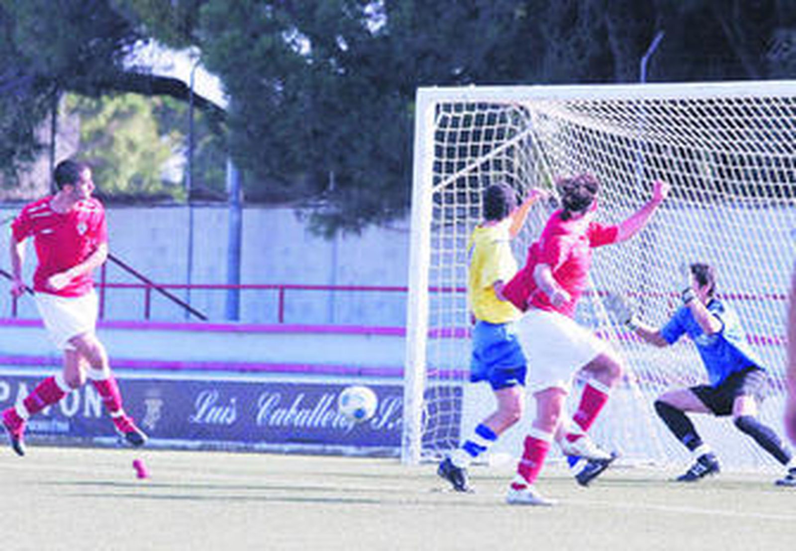 Juanca anota el primer tanto del encuentro tras recibir un envío de Lolo Prado.