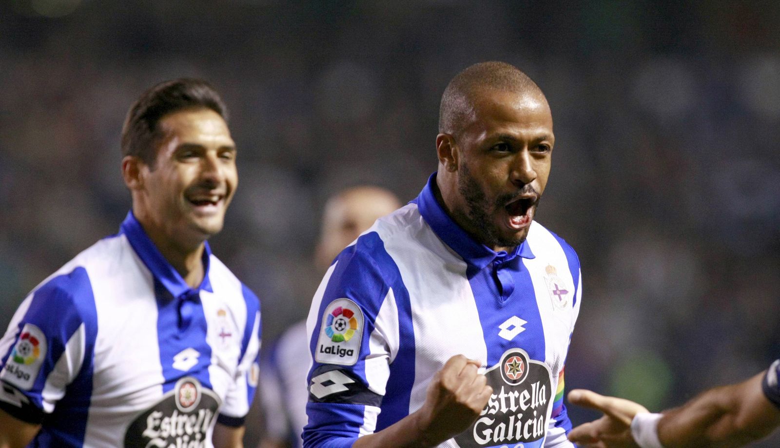 Sidnei celebra un gol con el Deportivo.
