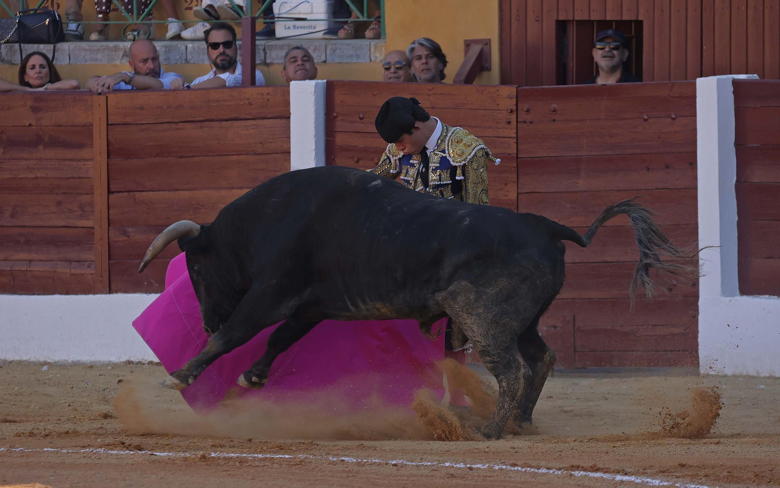 Fotos de la novillada mixta con picadores del sábado de la Feria de La Línea: Ignacio Candelas, Miriam Cabas y Juan Jesús Rodríguez