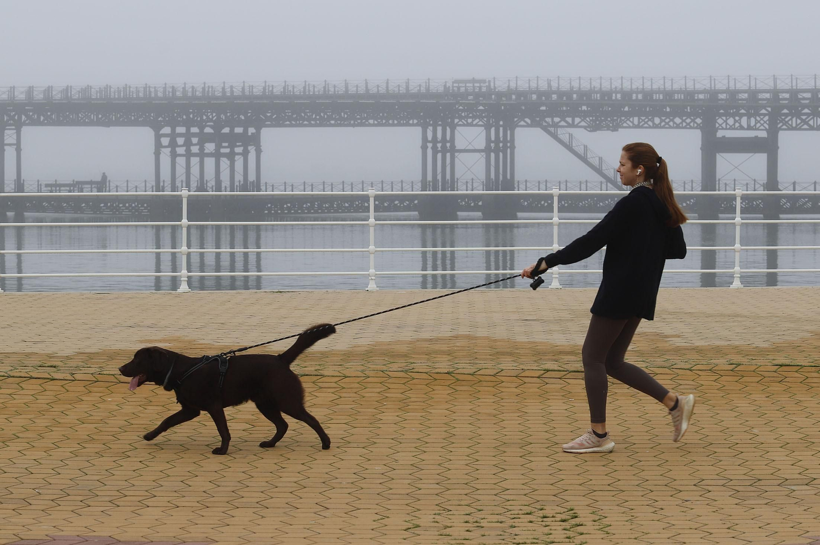 Imágenes de la niebla durante la mañana en Huelva