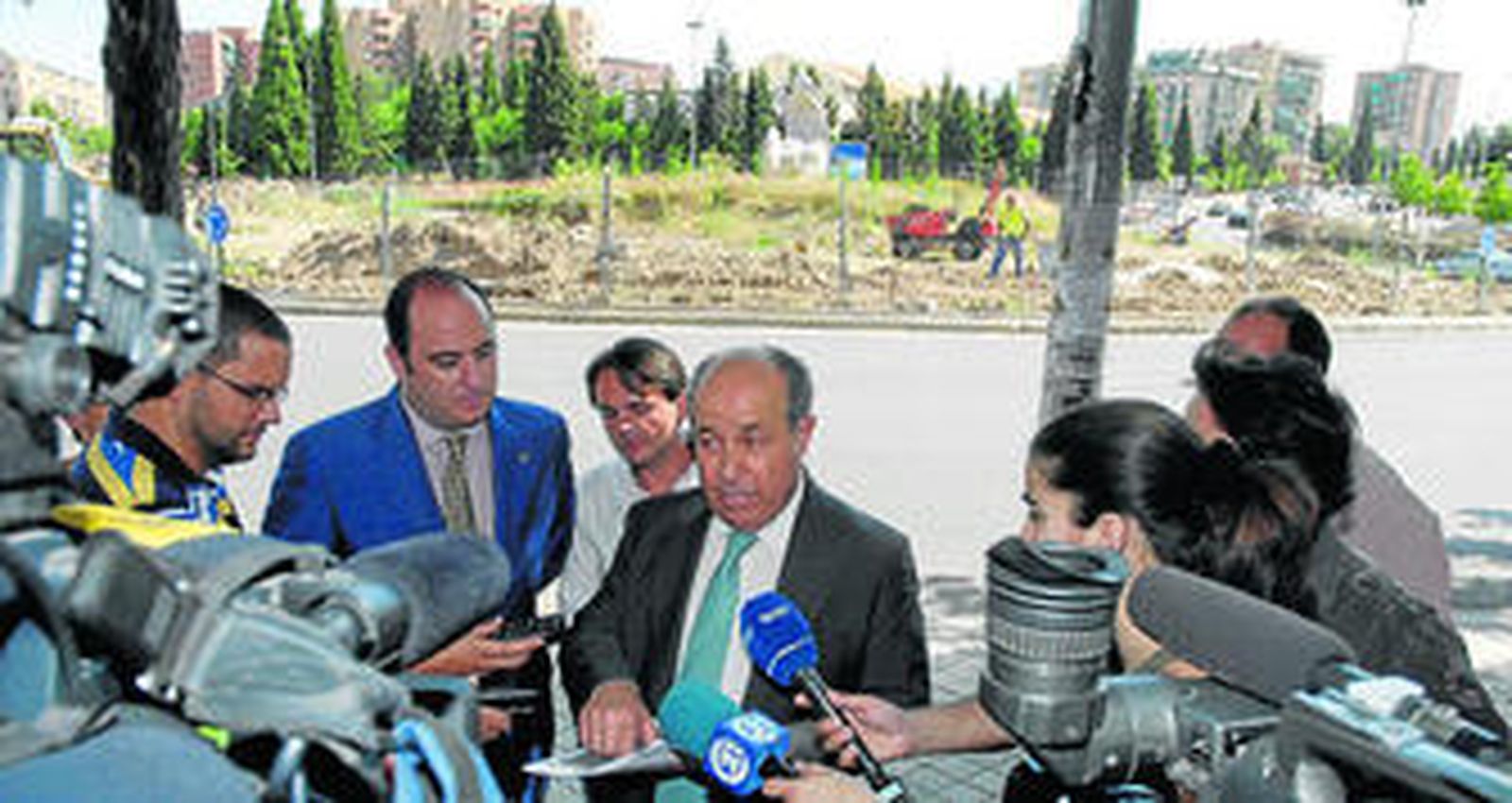 El alcalde, denunciado una obra dejada a medias, según él, por la Junta de Andalucía.