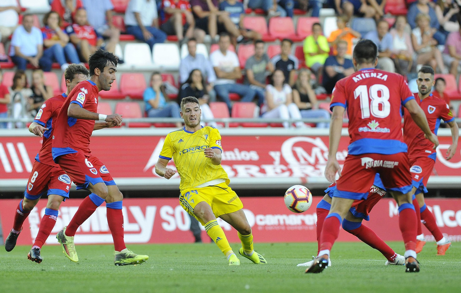 Manu Vallejo, rodeado de jugadores del Numancia la pasada campaña.
