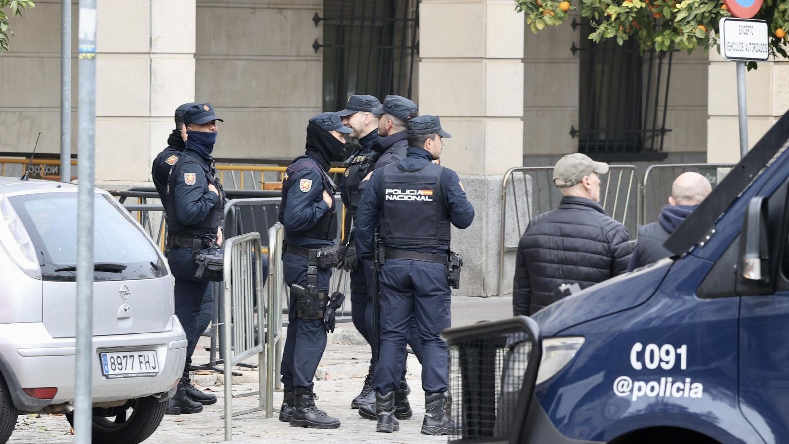 Agentes de la UIP el pasado sábado en los juzgados de Sevilla donde comparecieron los 18 taxistas detenidos.