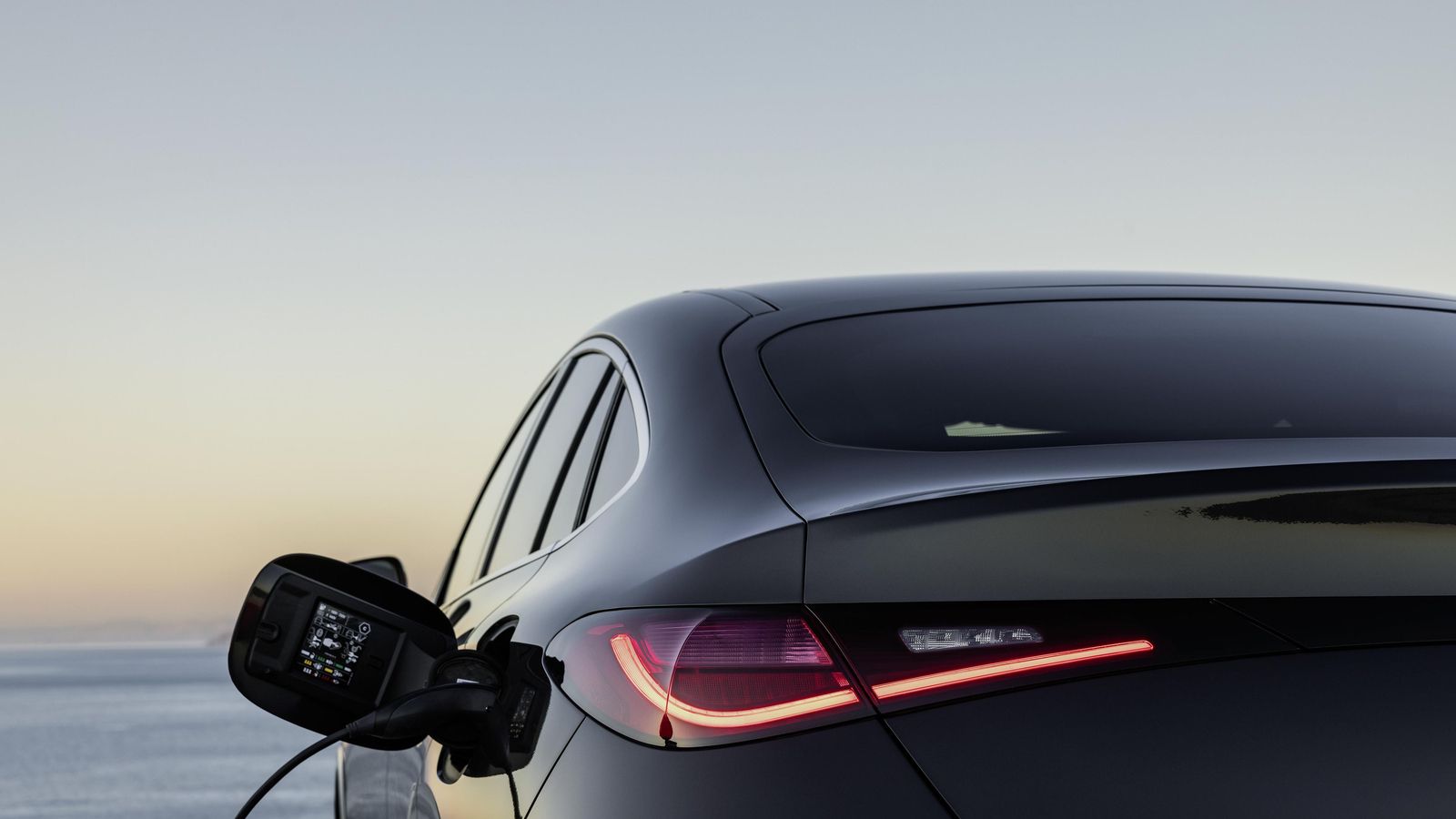 Los híbridos enchufables del GLC Coupé tienen una considerable autonomía eléctrica gracias a baterías tan capaces como las de más de un eléctrico. Pueden, además, recargarse con corriente continua y potencias de hasta 60 kW.