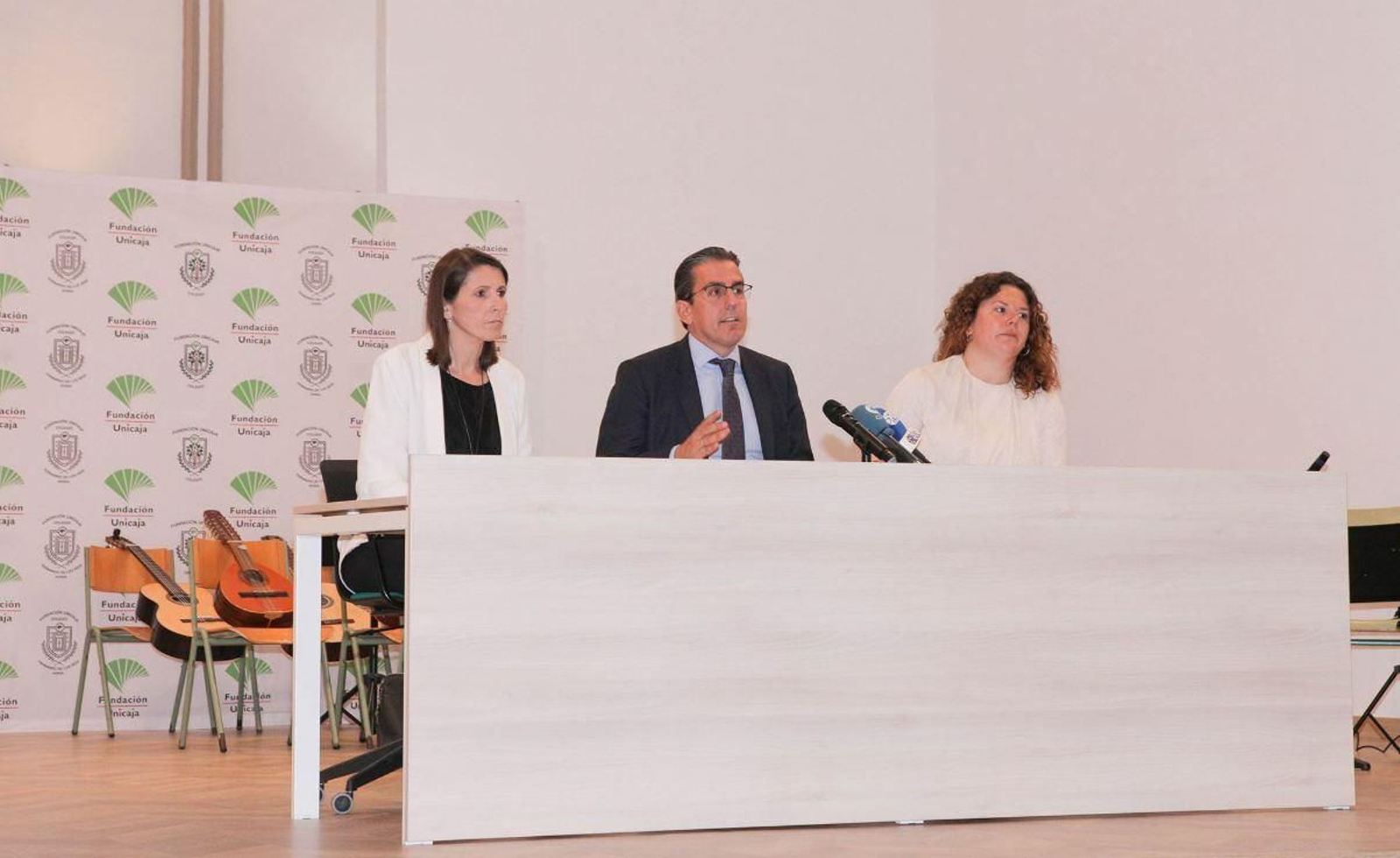 El director general de la Fundación Unicaja, Sergio Corral, la delegada de Educación, Mercedes García, y la alcaldesa de Ronda, Teresa Valdenebro.
