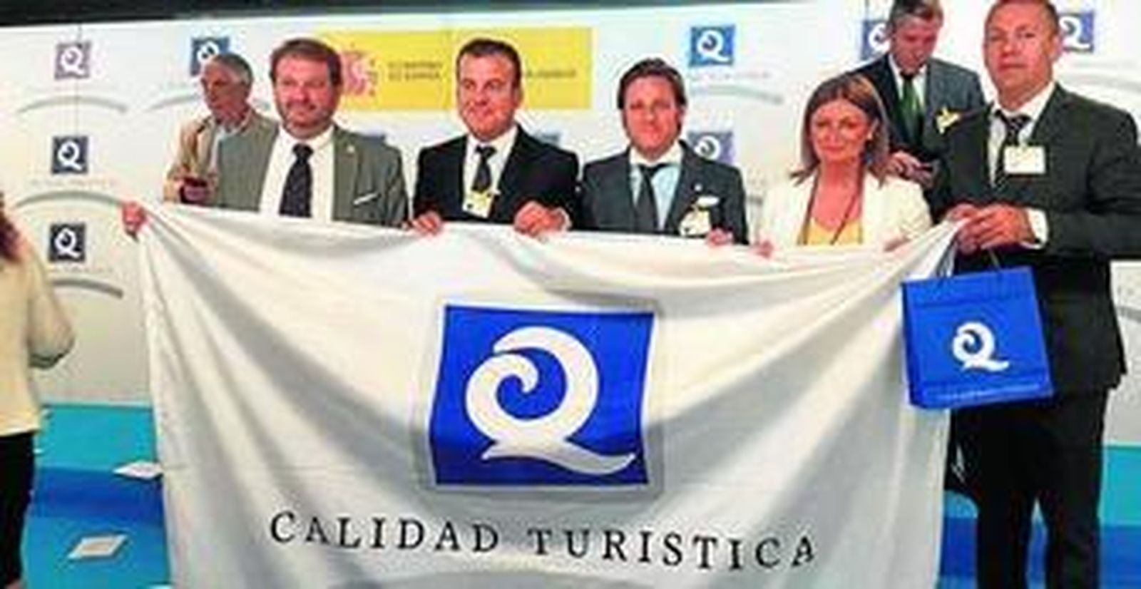 Juan Bautista López, alcalde en funciones, recogiendo la bandera.