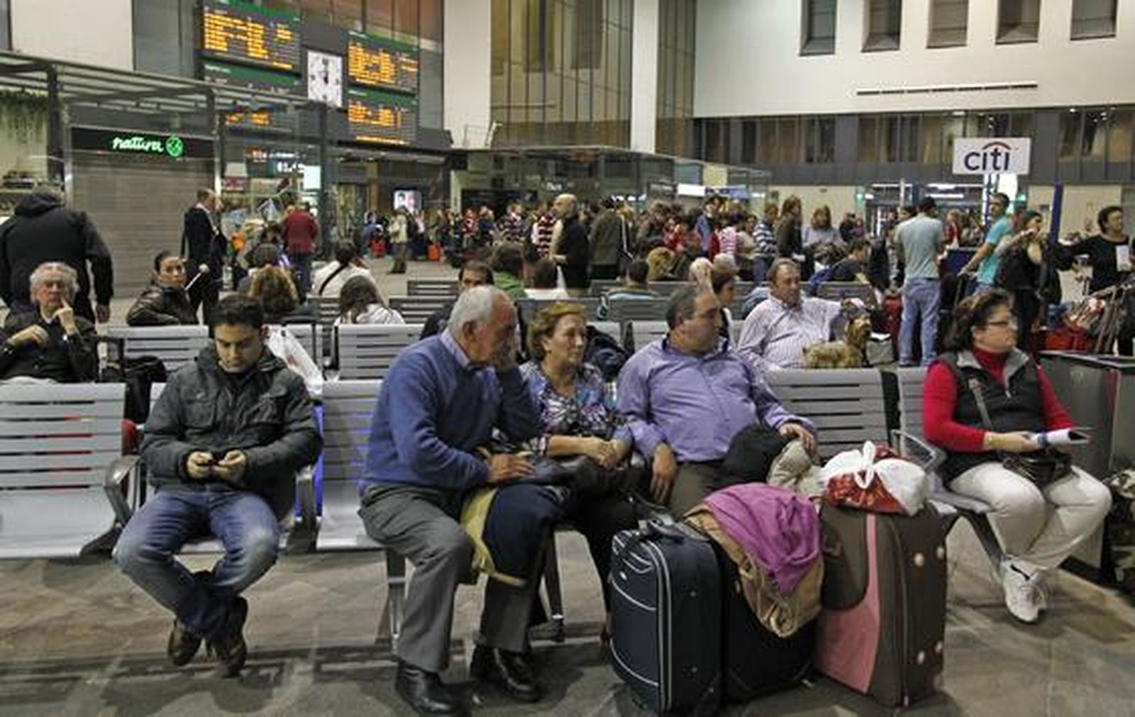 El corte del AVE (durante tres horas) afectó a unos 5.200 pasajeros.

Foto: Antonio Pizarro