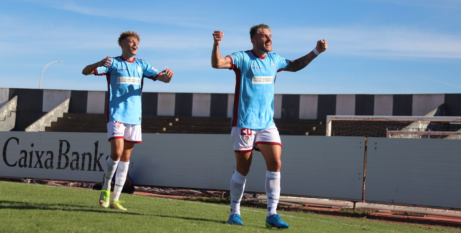 Antonio Casas celebran el 0-1 junto a Simo en el Municipal de La Línea.