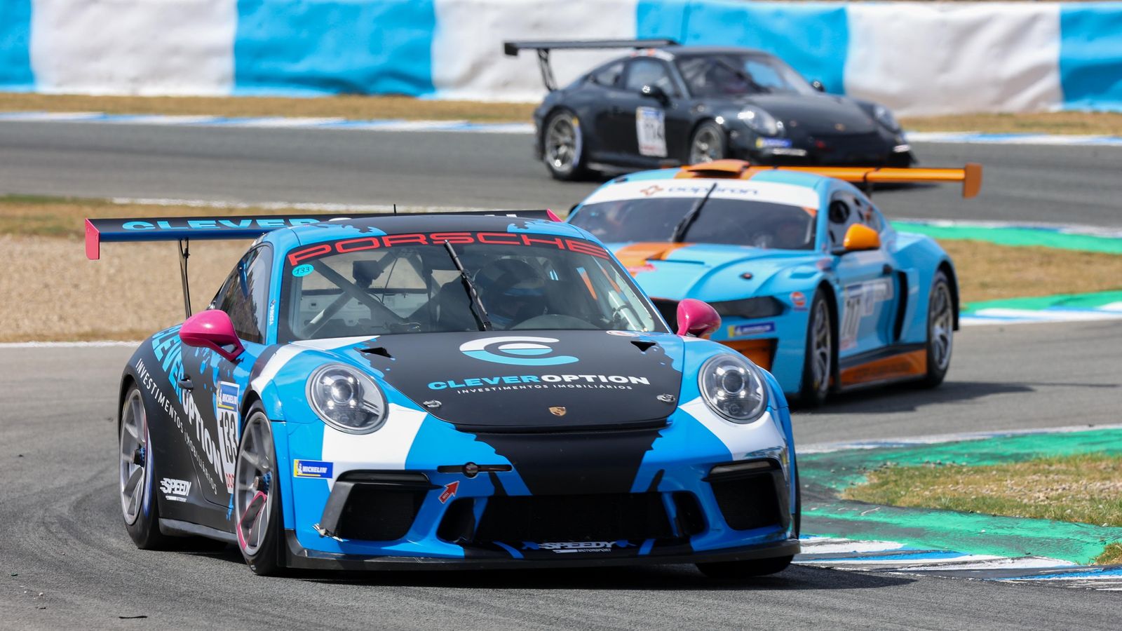 Un Porsche sale de la chicane del trazado.