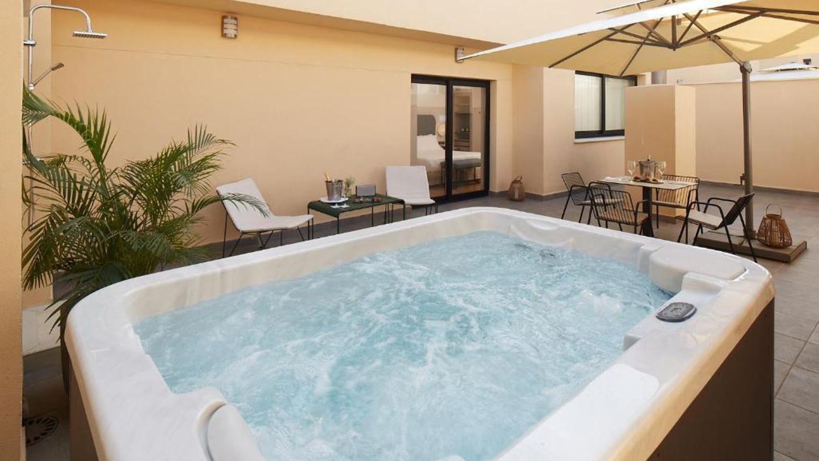 Terraza de una habitación superior en el hotel Eurostars Málaga