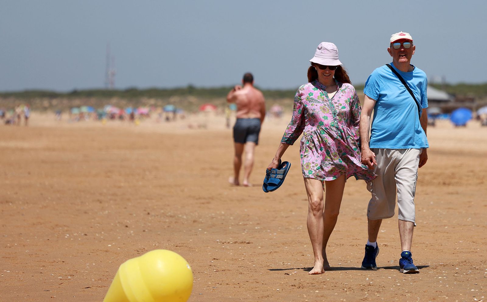Imágenes del ambiente en las playas de Punta Umbría y La Bota en la mañana del domingo