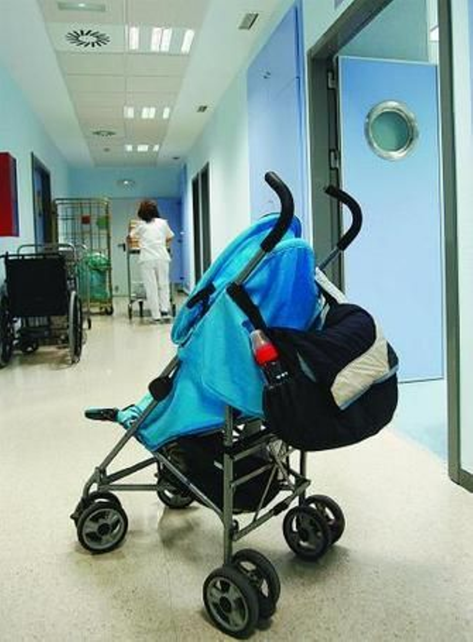 Un carrito de niño en el Hospital Puerta del Mar.