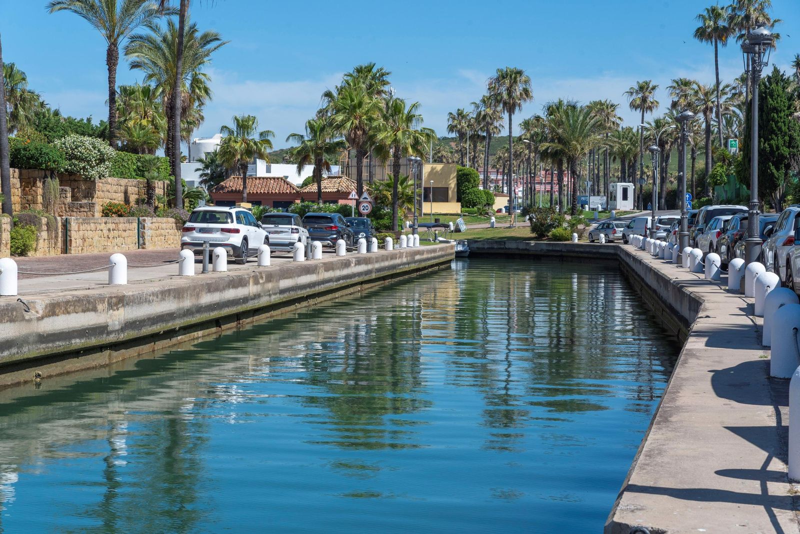 Una de las avenidas de Sotogrande.