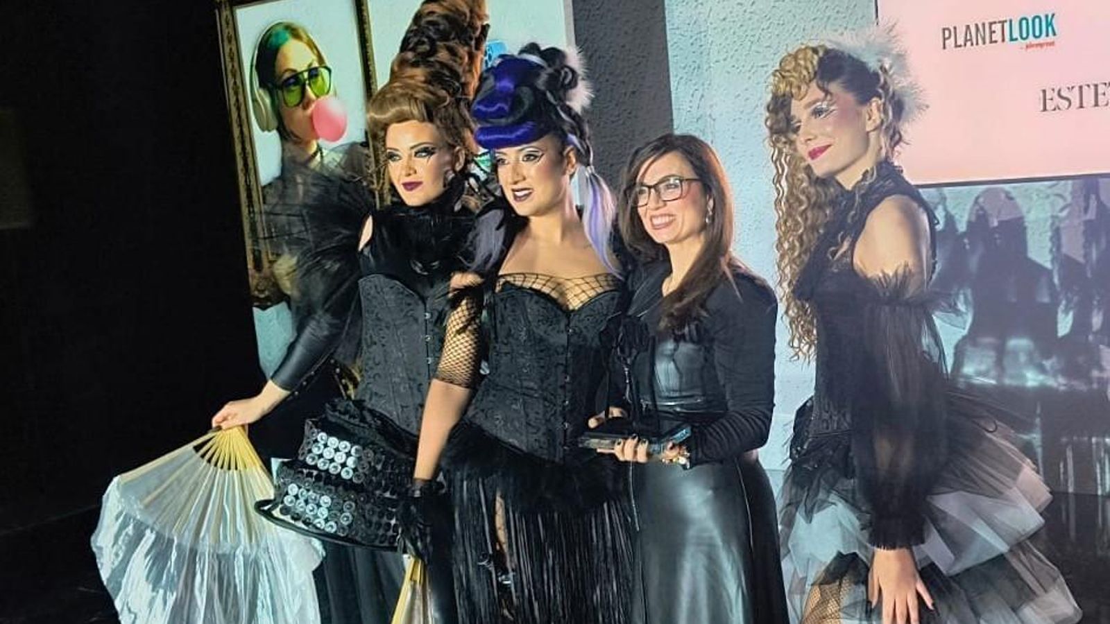 Mónica Aguilera posa con sus modelos