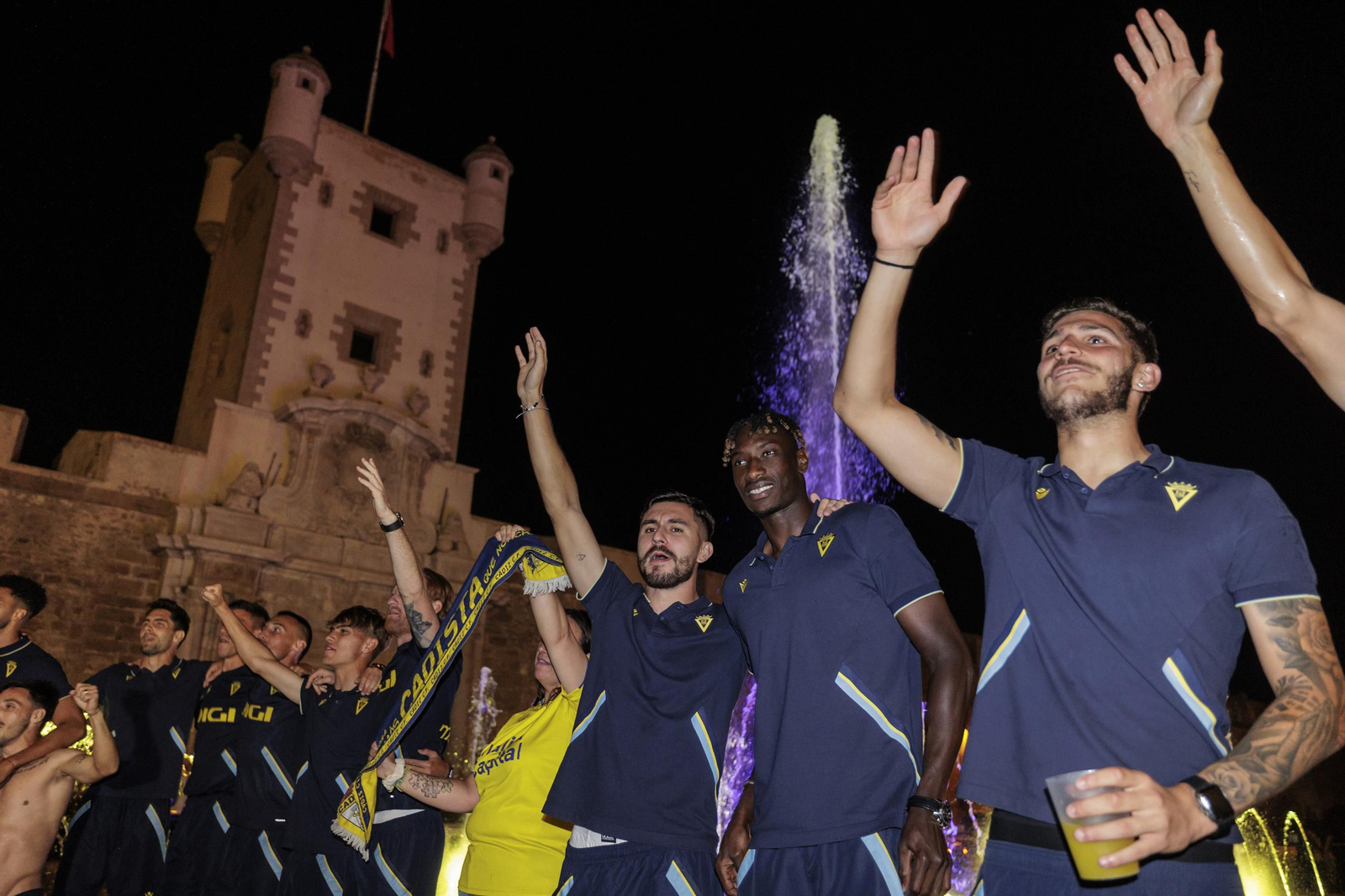 Las imágenes de la afición del Cádiz C.F. celebrando la permanencia en la fuente más cadista