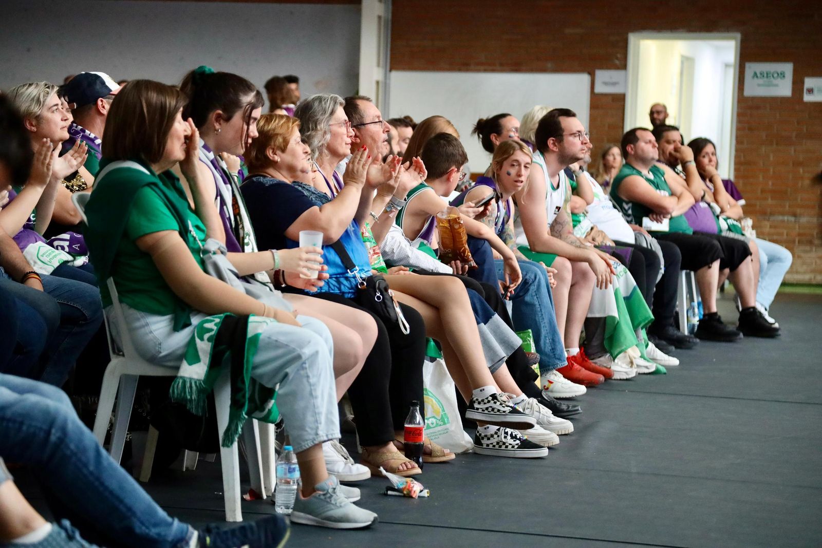 La locura en Los Guindos: ¡Búscate durante la final de BCL del Unicaja!