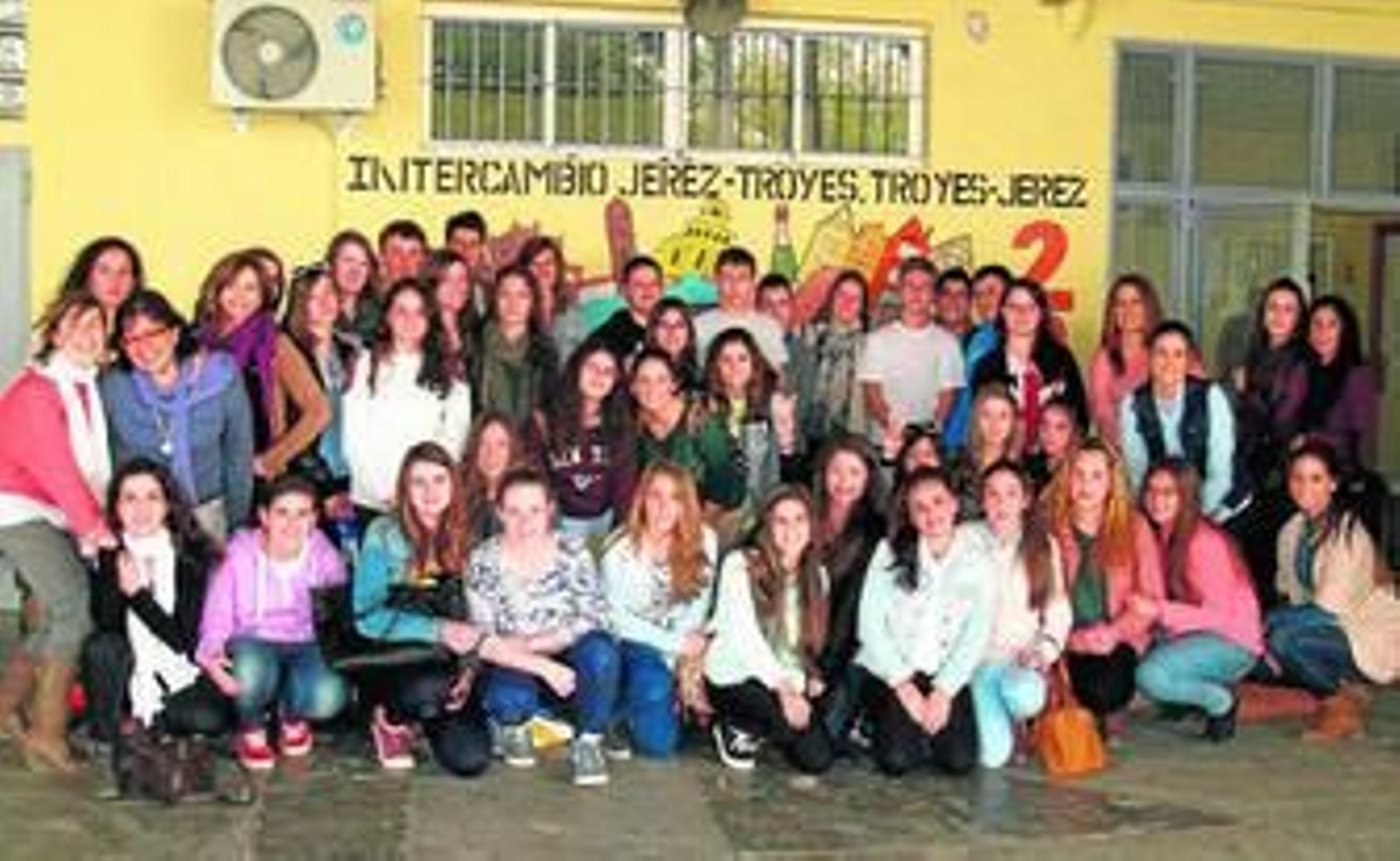 Foto de familia de los alumnos franceses con los alumnos del IES Fernando Quiñones.