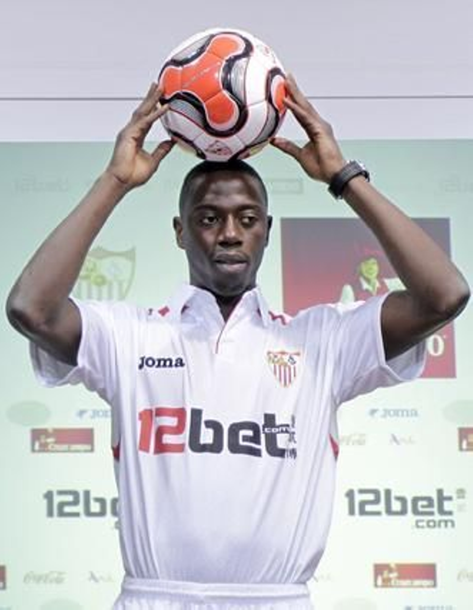 Dabo posa con el balón sobre su cabeza.

Foto: Antonio Pizarro/Agencias
