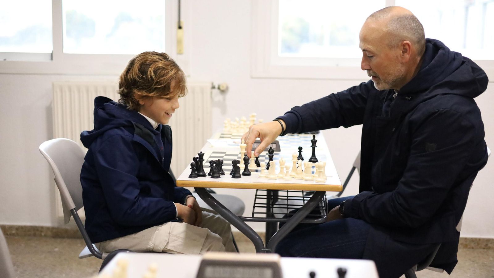 Alumnos impulsan mercadillo solidario fomentando empatía y aprendizaje comunitario real.