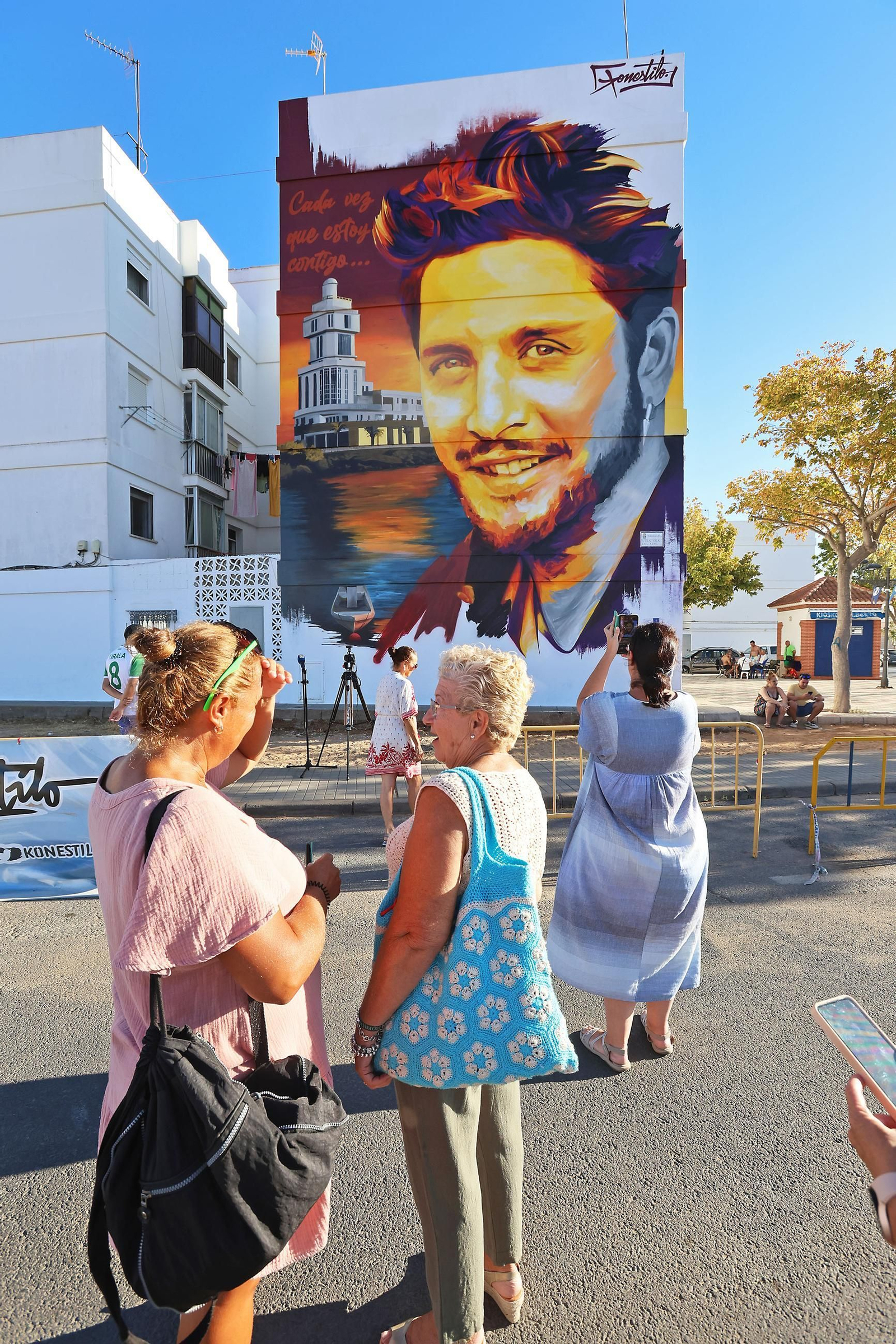 Imágenes de la inauguración del mural homenaje a Manuel Carrasco en Isla Cristina
