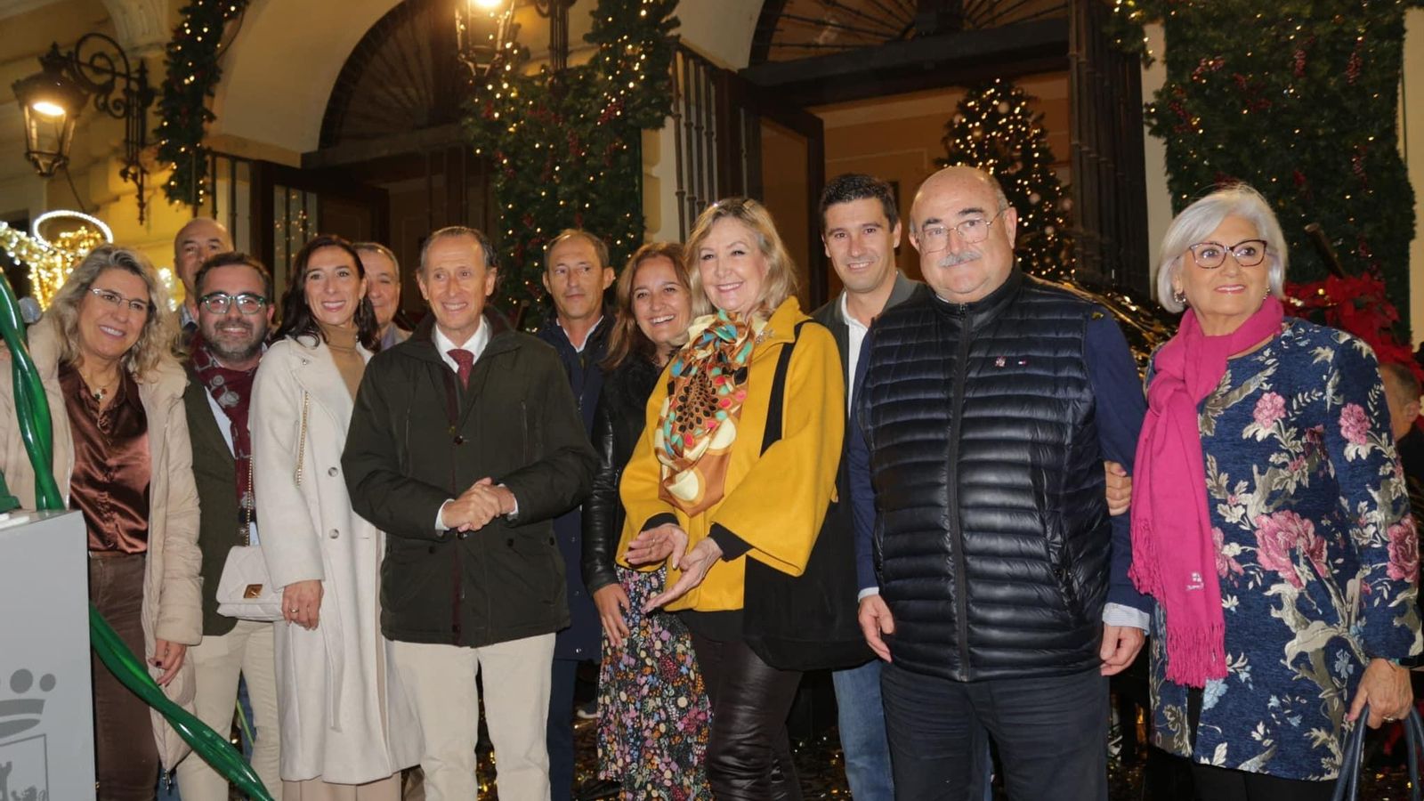 El alcalde, junto a miembros del Gobierno y otras personalidades-