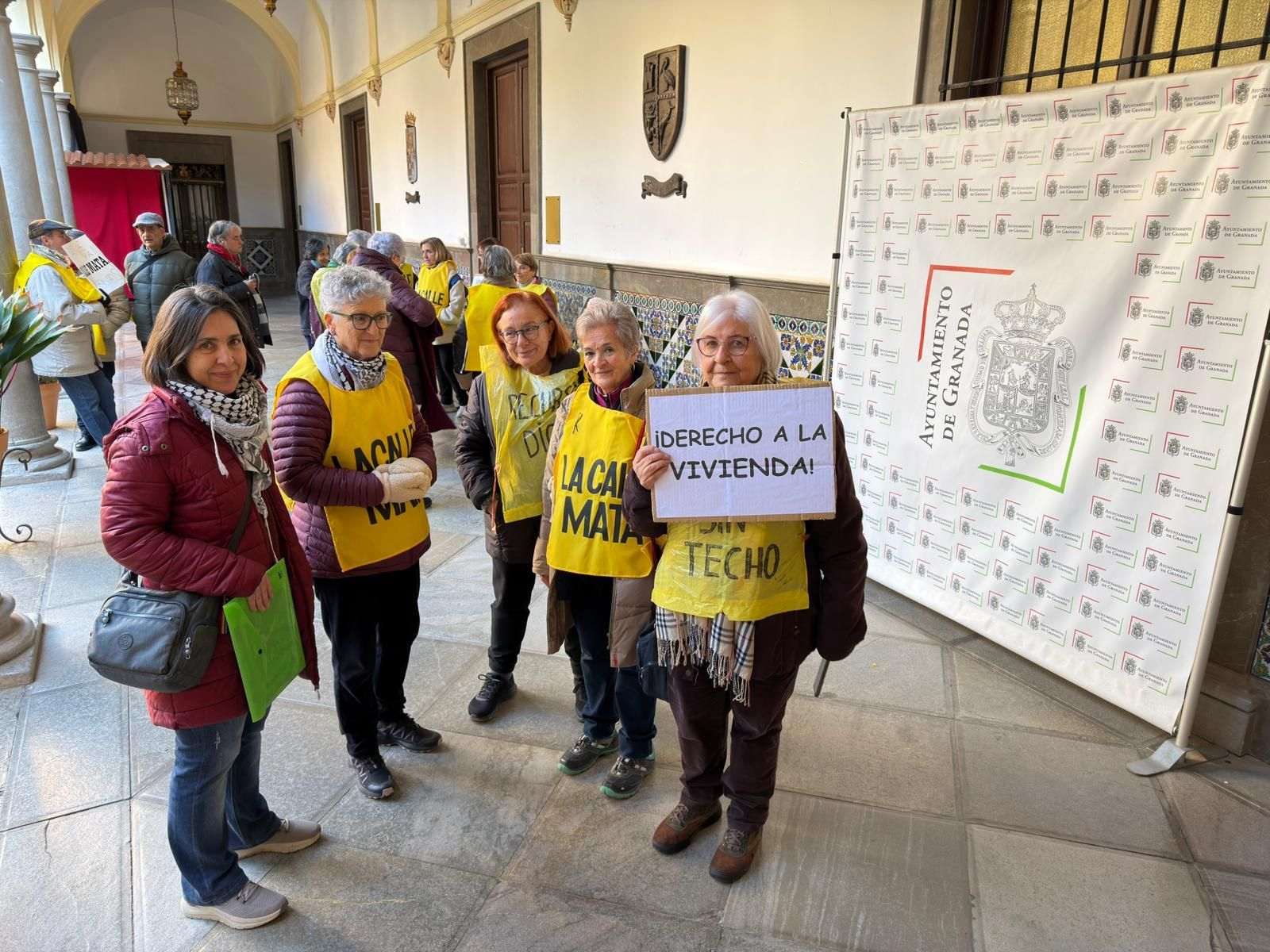 Imagen de activistas de la Calle Mata este miércoles en el Ayuntamiento.